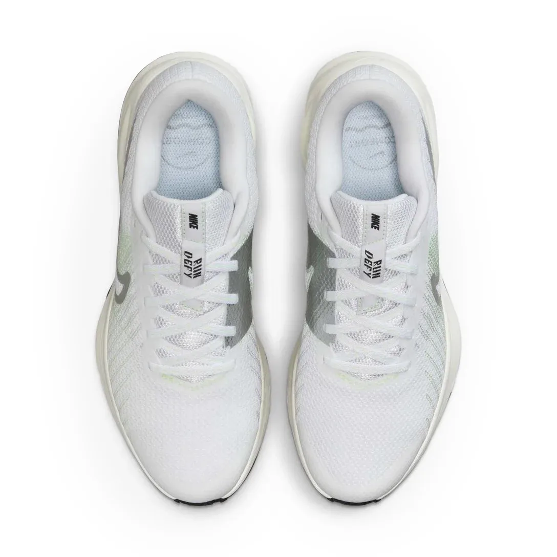 Vista superior do tênis Nike Run Defy feminino branco com detalhes cinza e prata